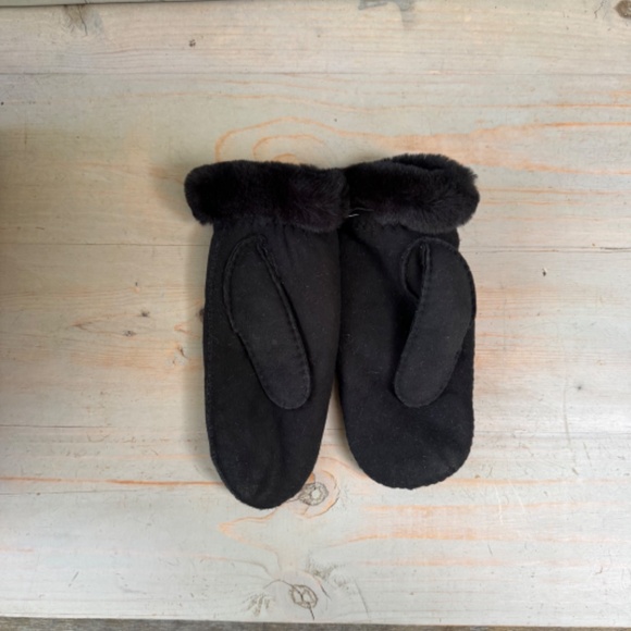 UGG  LOGO SUEDE AND SHEEPSKIN MITTENS - Picture 5 of 7